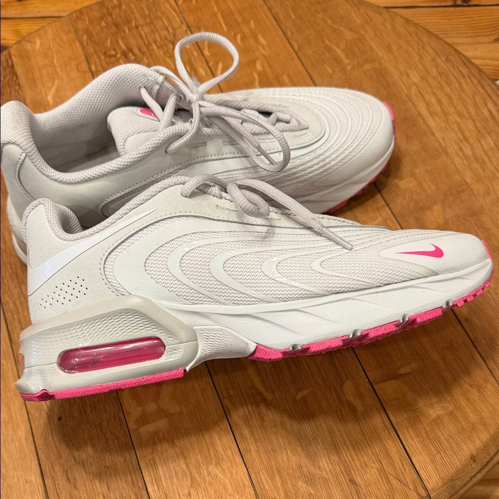 Nike Air Max Nuaxis Women’s 10 White Pink Running Shoes Sneakers